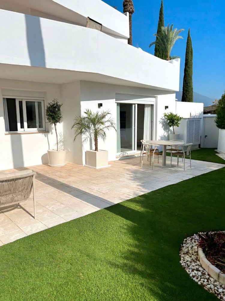 Apartamento de 3 dormitorios en Marbella, Spain No. 181022