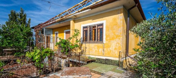 4 bedrooms House in Lajatico, Italy No. 176 2