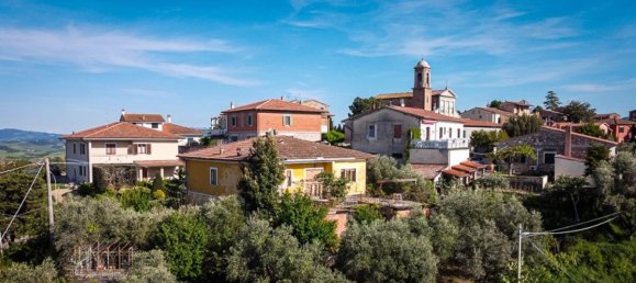 4 bedrooms House in Lajatico, Italy No. 176 3