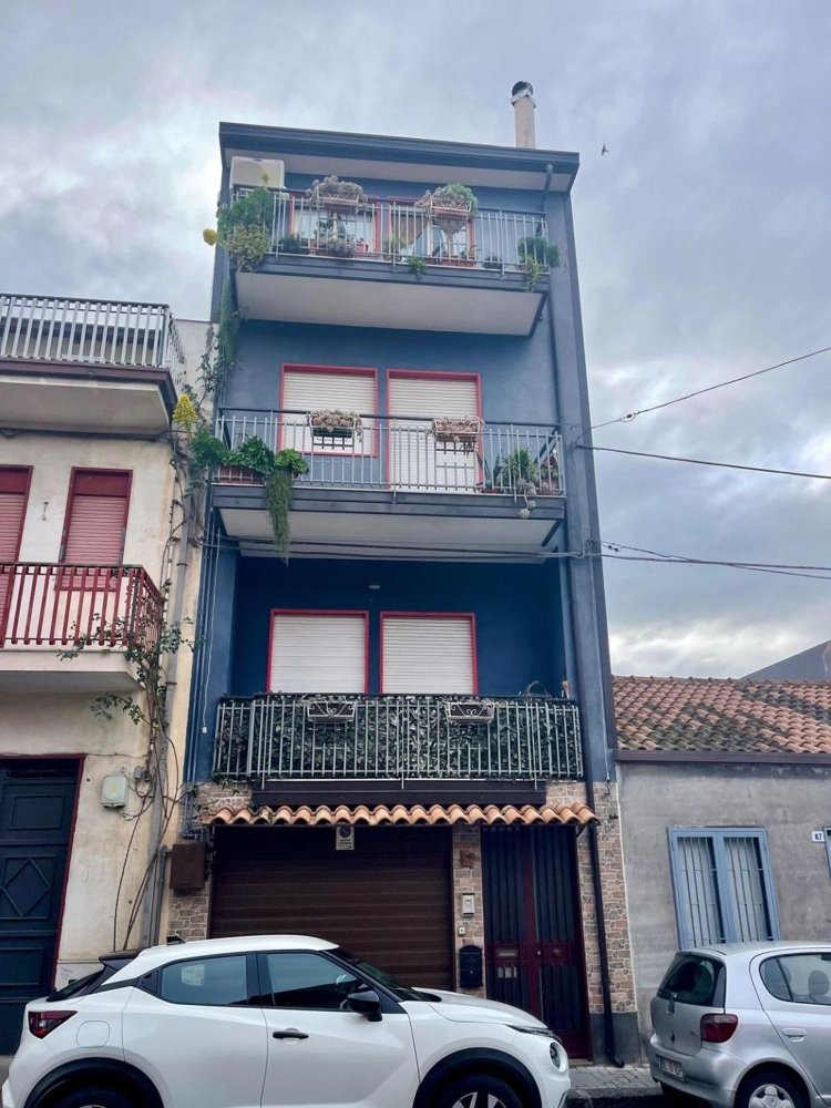 Casa de 3 habitaciónes en Belpasso, Italy No. 259698