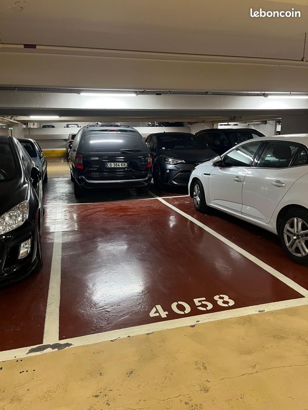 Parking à Paris, France No. 363207