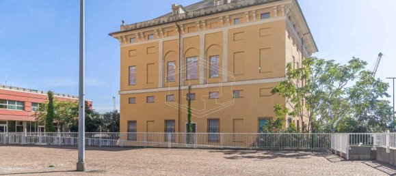 Здание с 65 комнатами в Генуя, Италия № 22350 3