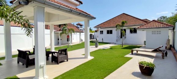 4 bedrooms House in Bang Lamung, Thailand No. 57702 8