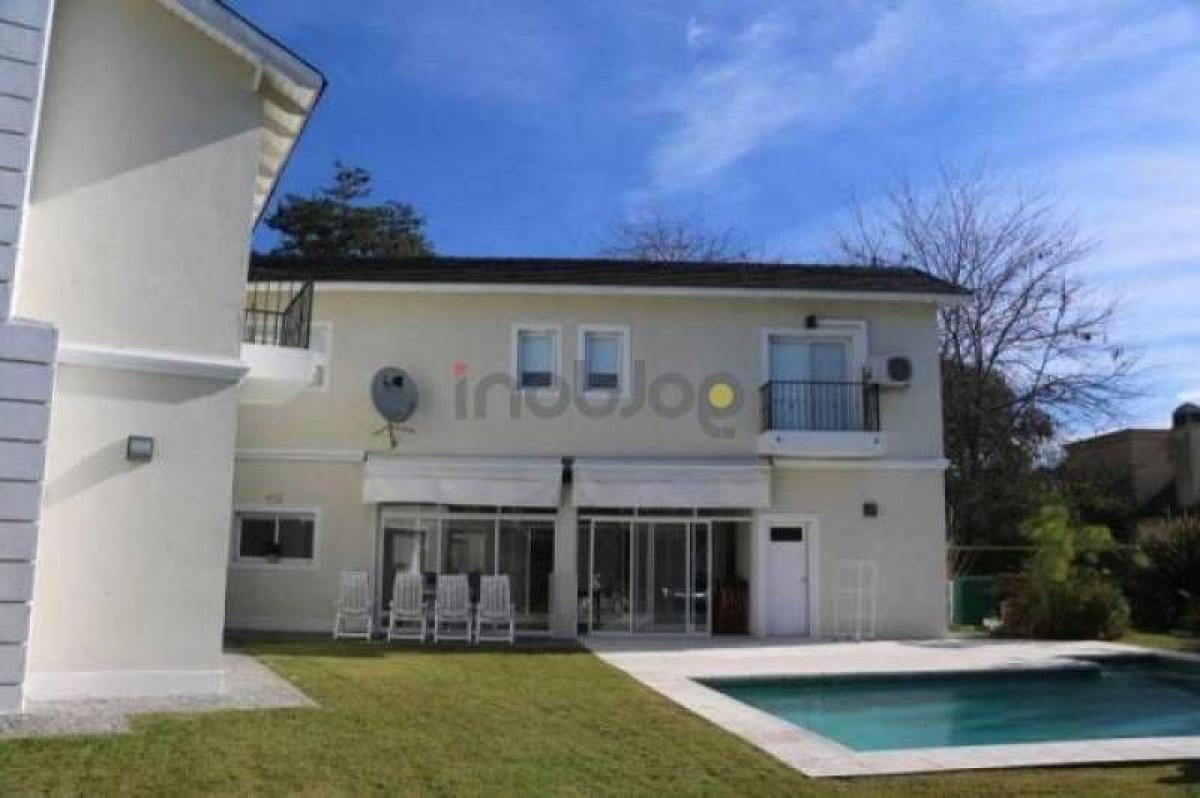 4 bedrooms House in Berazategui, Argentina No. 19204