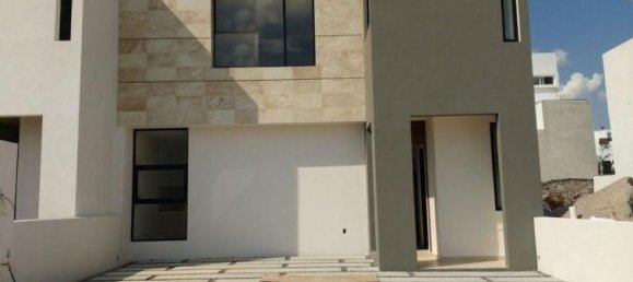 3 bedrooms House in El Marques, Mexico No. 179633 2