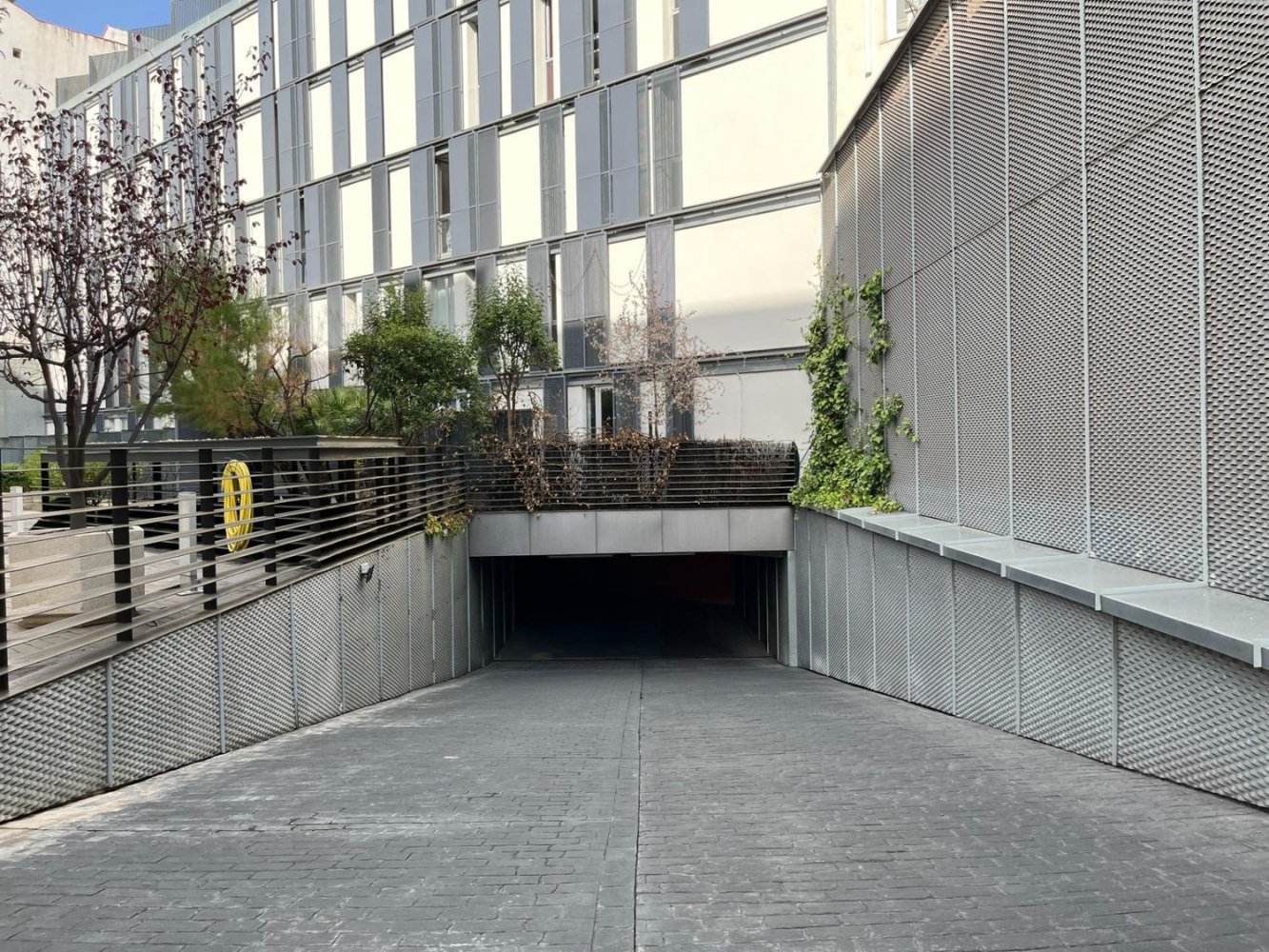  Garage in Madrid, Spain No. 116967