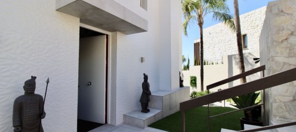 4 bedrooms House in Estepona, Spain No. 44446 7