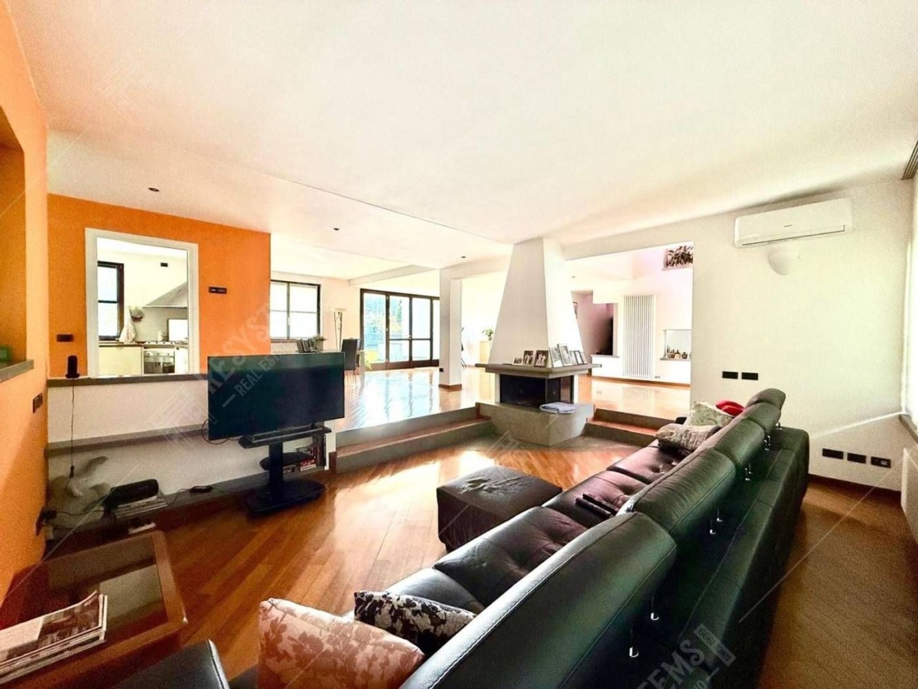 Villa de 5 habitaciónes en Uboldo, Italy No. 336404