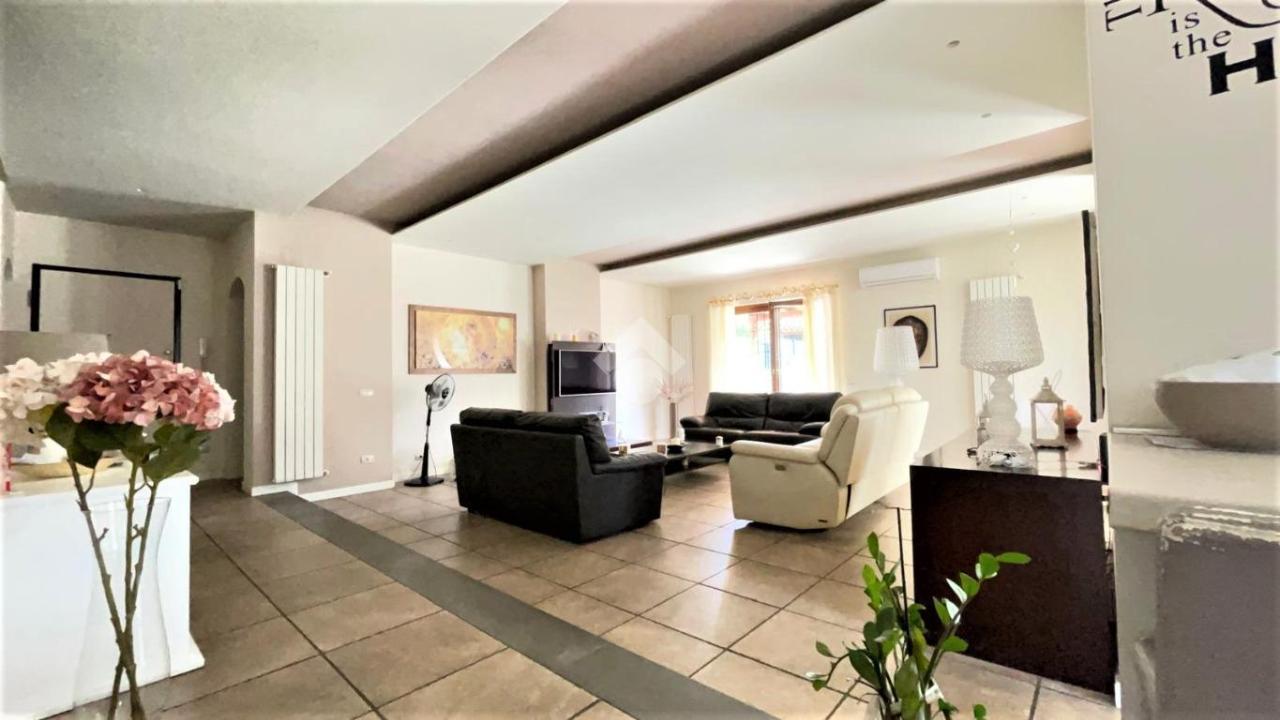 7-salle Villa à Guidonia Montecelio, Italy No. 4761