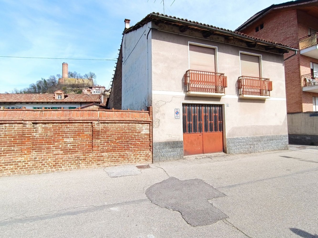 Casa de 6 habitaciónes en Corneliano d'Alba, Italy No. 147947