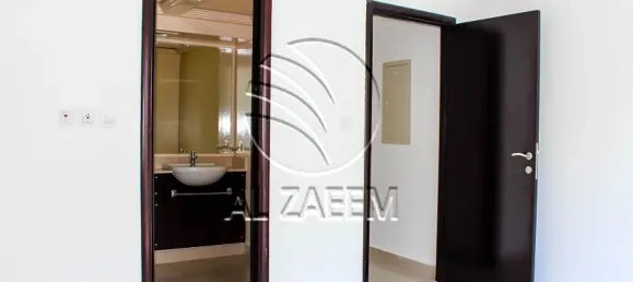 4 bedrooms Townhouse in Abu Dhabi, UAE No. 108973 3