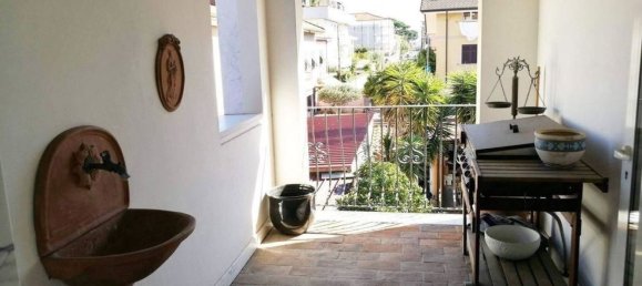 Квартира с 7 комнатами в Каррара, Италия № 47587 5