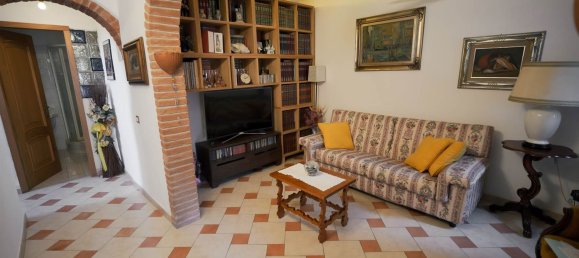 6 bedrooms House in Pistoia, Italy No. 381806 3