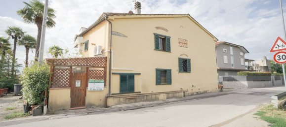6 bedrooms House in Pistoia, Italy No. 381806 2