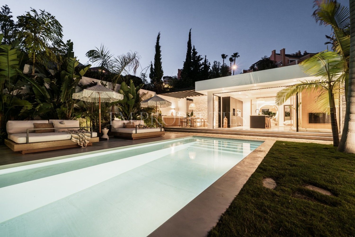 Villa de 4 dormitorios en Marbella, Spain No. 75105