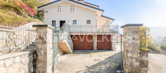 3 bedrooms Villa in Ello, Italy No. 64931 8