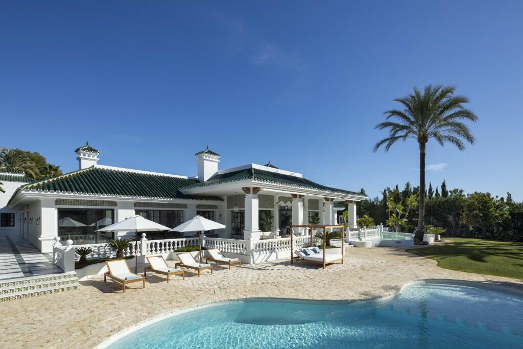 12 bedrooms Villa in Marbella, Spain No. 102134