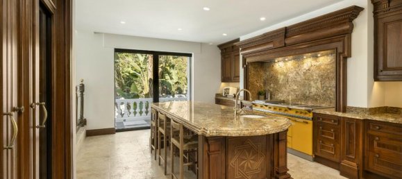 12 bedrooms Villa in Marbella, Spain No. 102134 11