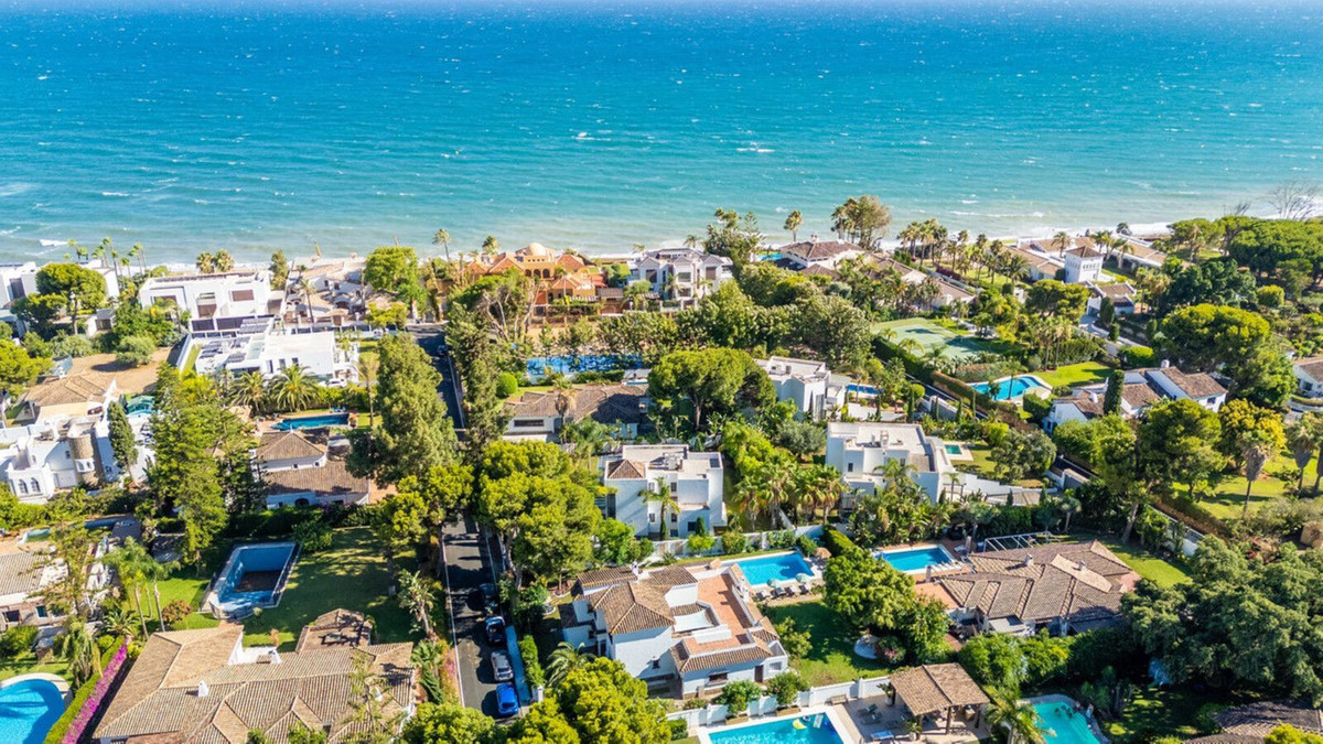 4 bedrooms Villa in Estepona, Spain No. 242716