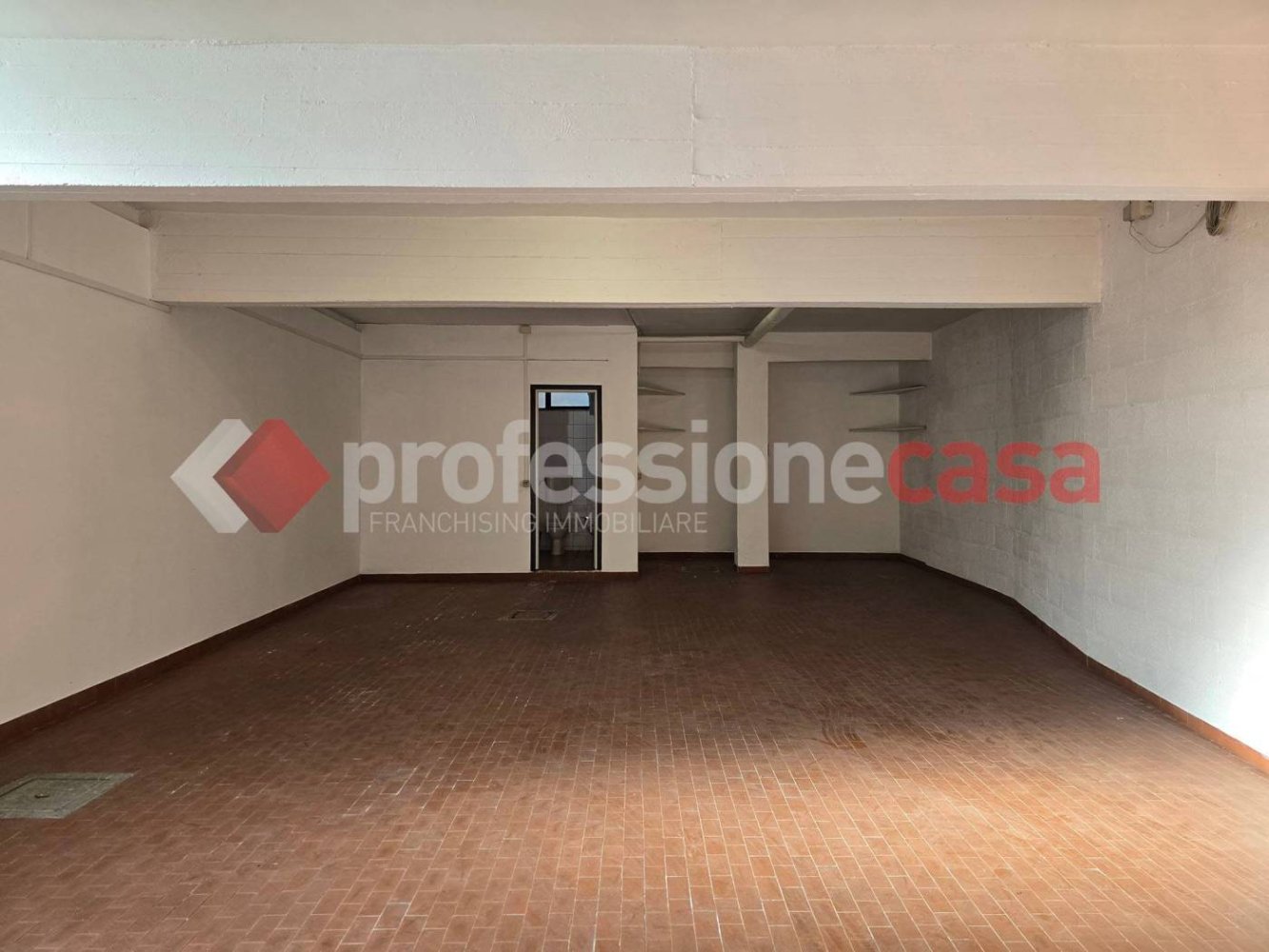 85m² Garage in Rome, Italy No. 53530