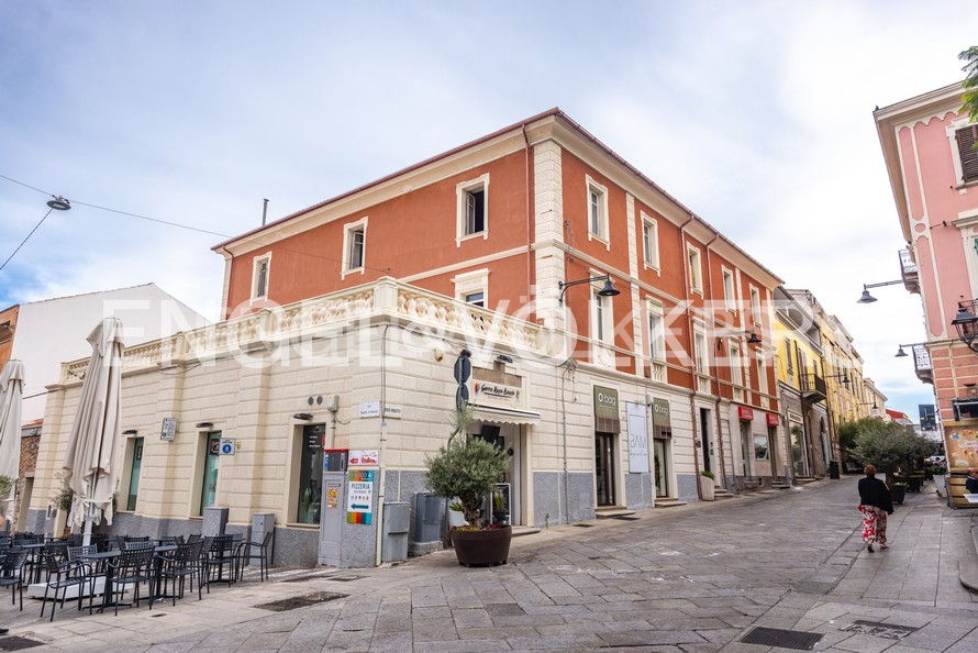 Edificio en Olbia, Italy 555 m² No. 127345