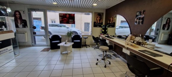 63m² Commercial property in Taissy, France No. 74755 4