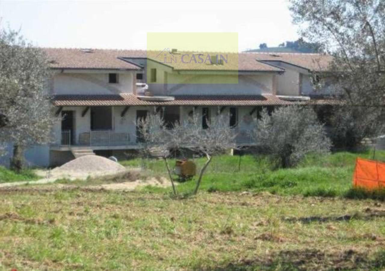 6 rooms Villa in Collecorvino, Italy No. 23287