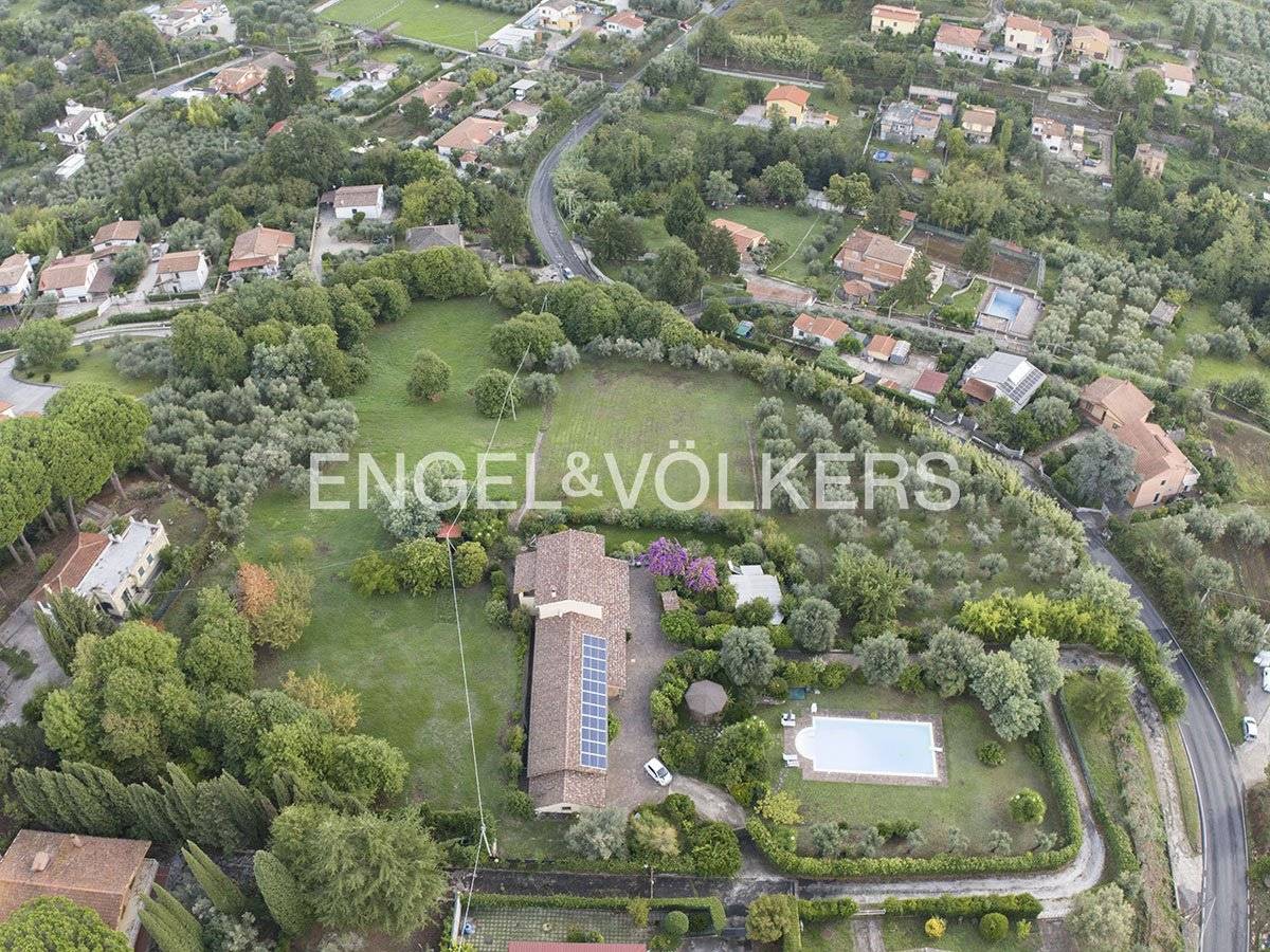 12000m² Land in Velletri, Italy No. 125640