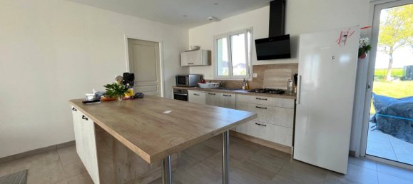 Villa de 3 dormitorios en Avord, France No. 92471 2