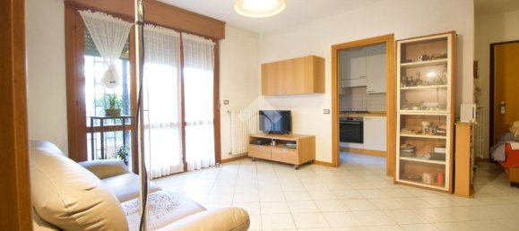 2 rooms Apartment in Reggio Emilia, Italy No. 2419 3