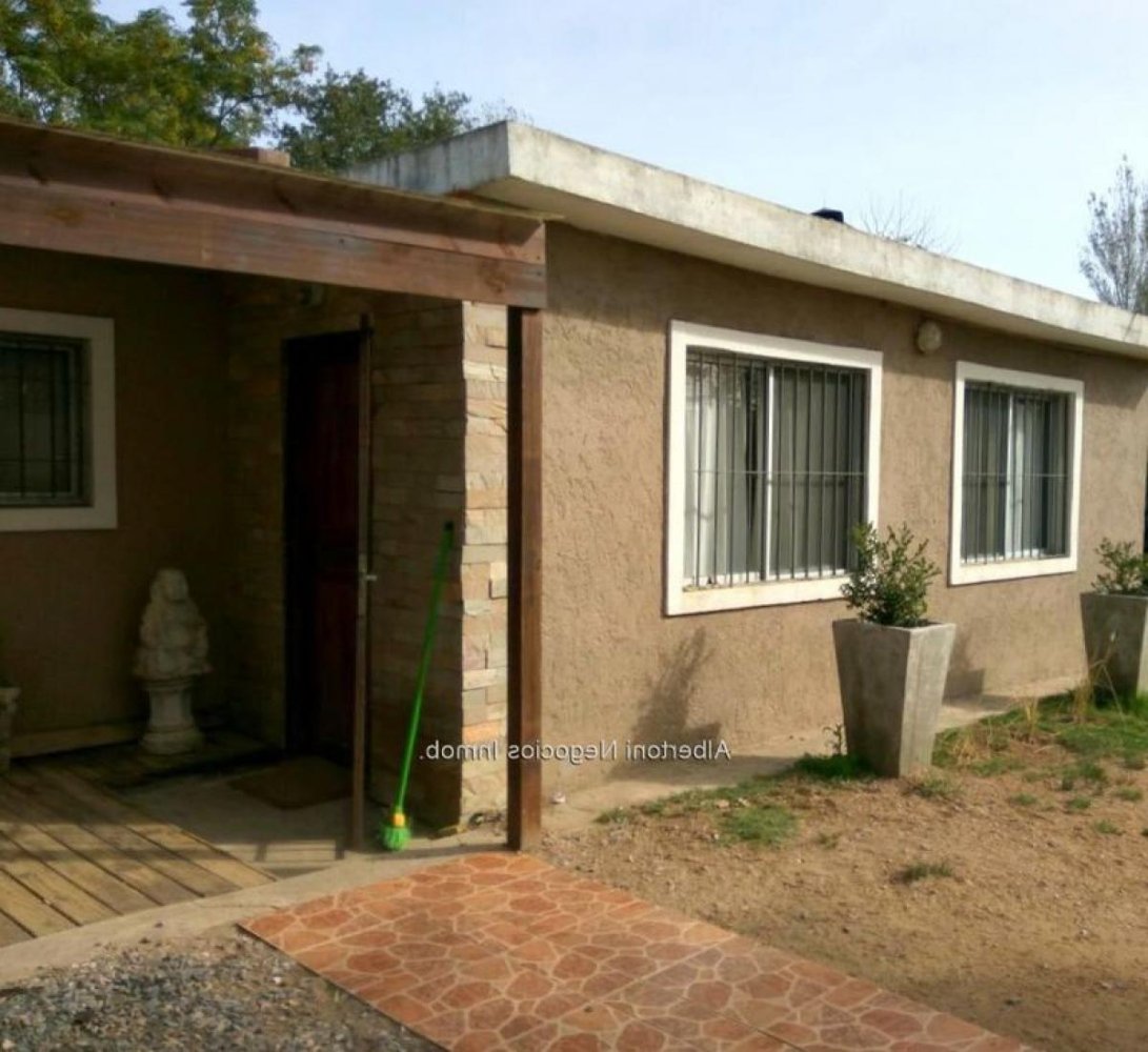 Casa de 2 dormitorios en Canelones, Uruguay No. 1721