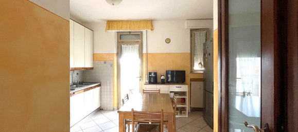 Apartamento de 4 dormitorios en Pontedera, Italy No. 359886 11