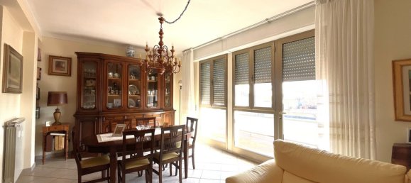 Apartamento de 4 dormitorios en Pontedera, Italy No. 359886 8