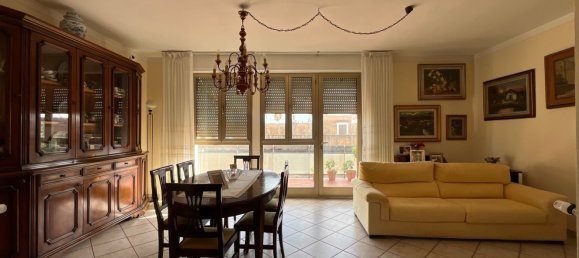 Apartamento de 4 dormitorios en Pontedera, Italy No. 359886 2