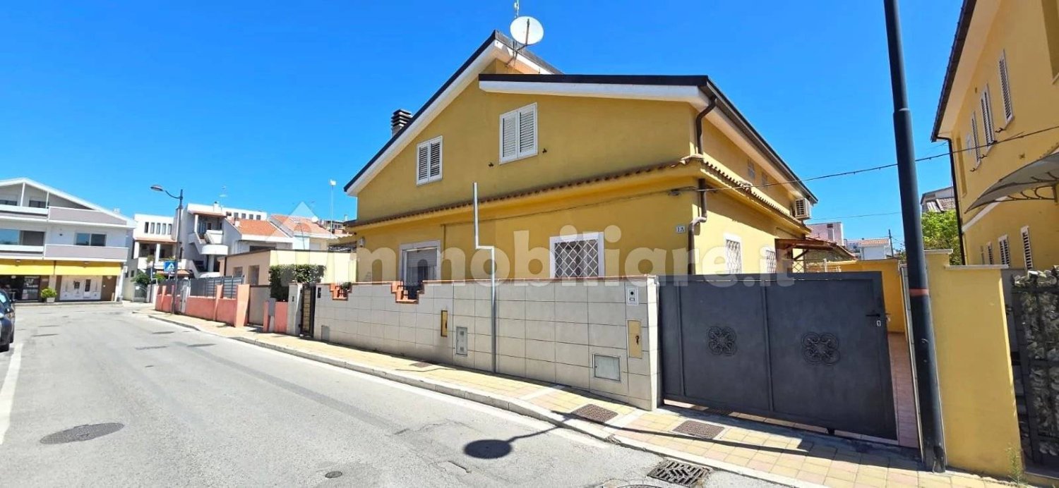 3 Schlafzimmer Villa in Montesilvano, Italy, Nr. 348194