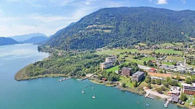 Дом с 4 комнатами в Штайндорф ам Оссиагер Зе, Австрия № 256036