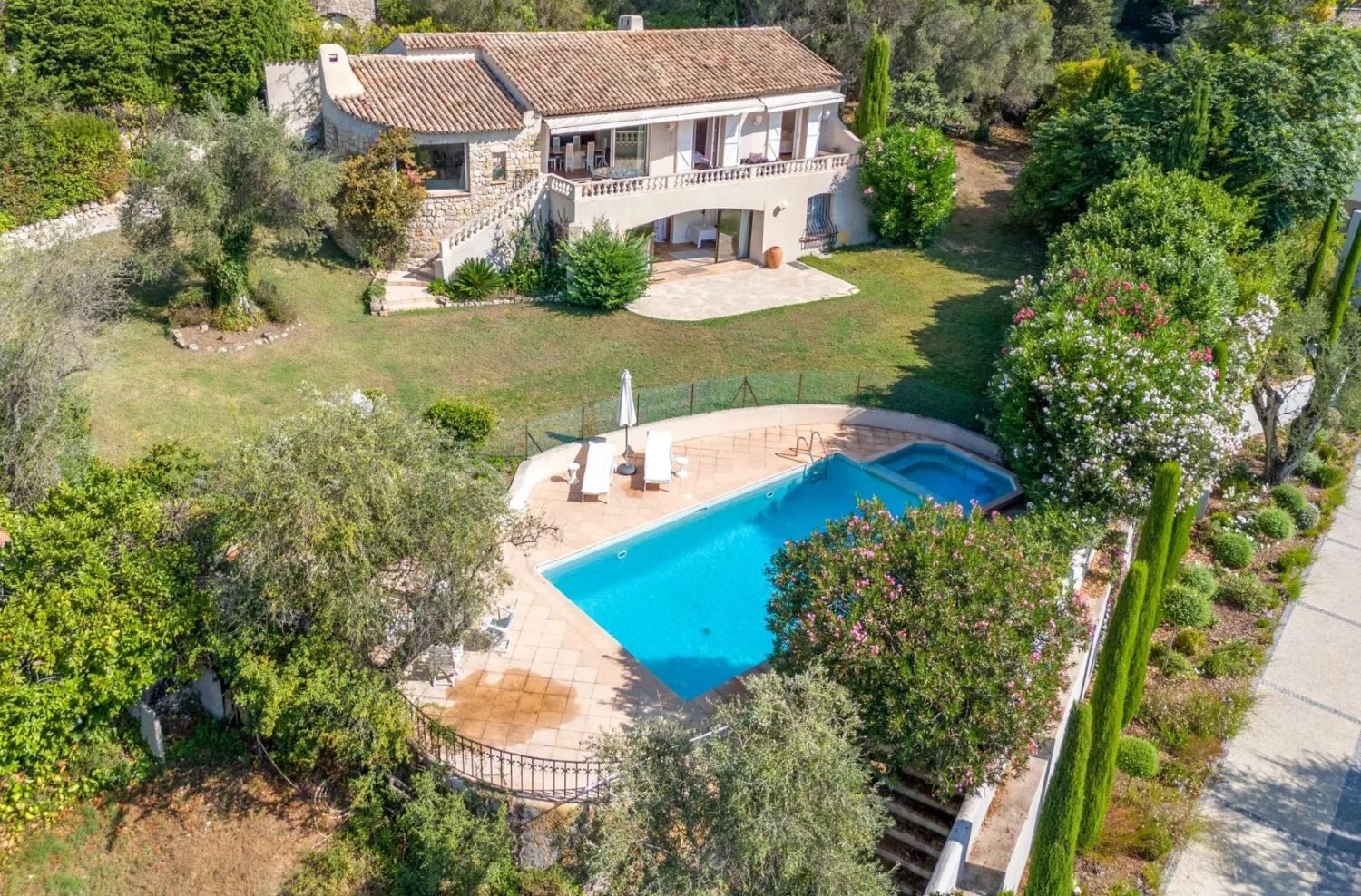 Villa de 5 dormitorios en Mougins, France No. 805