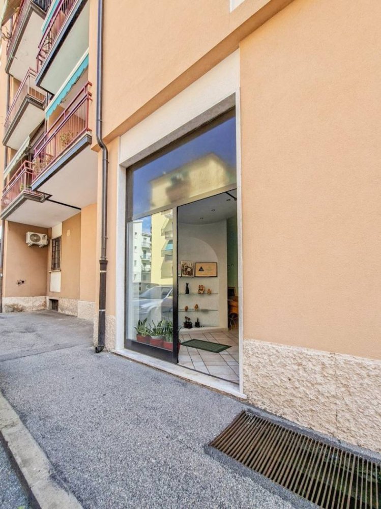 Gewerbliche Immobilie in Verona, Italy 47m², Nr. 380665