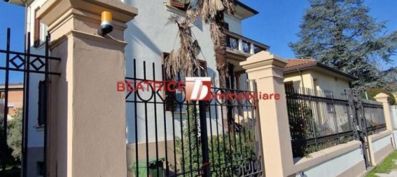 5 bedrooms Villa in Lucca, Italy No. 10773 3