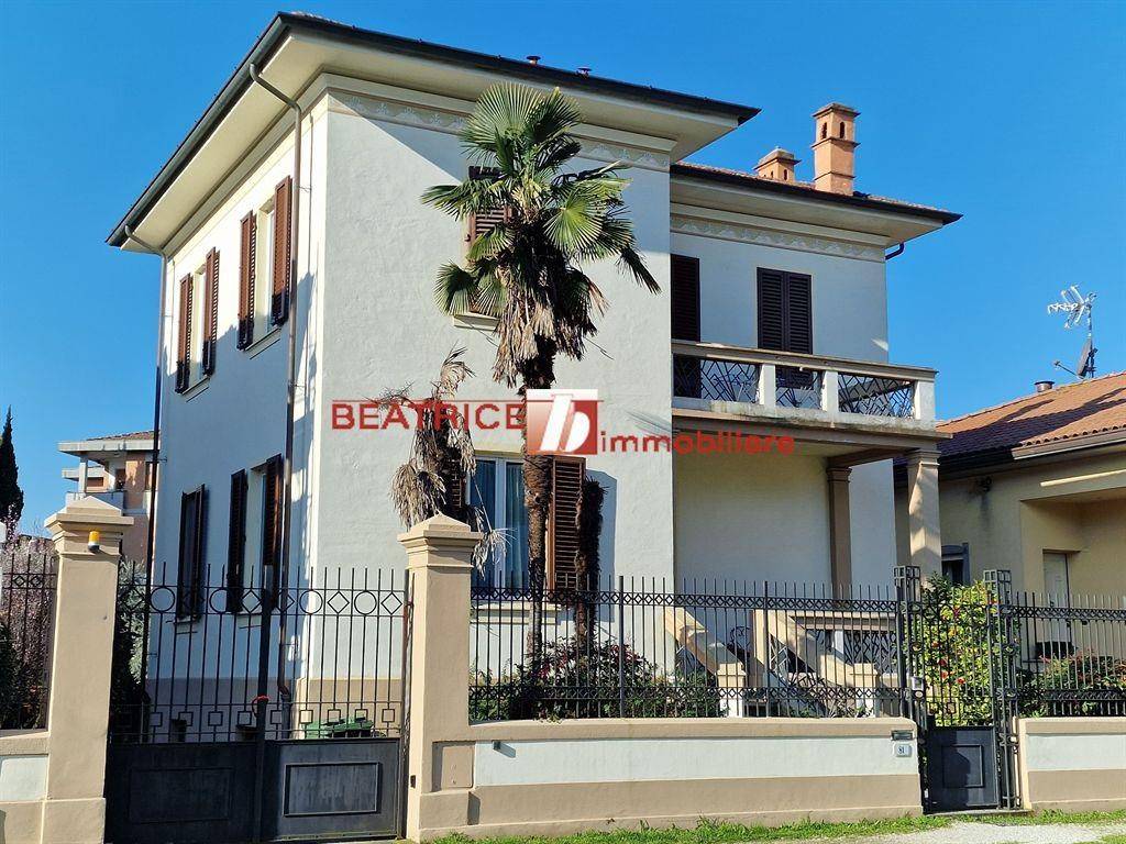 5 bedrooms Villa in Lucca, Italy No. 10773