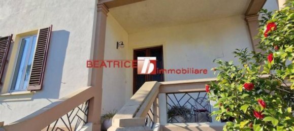 5 bedrooms Villa in Lucca, Italy No. 10773 2
