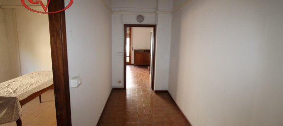 5 rooms Apartment in Montevarchi, Italy No. 226629 2