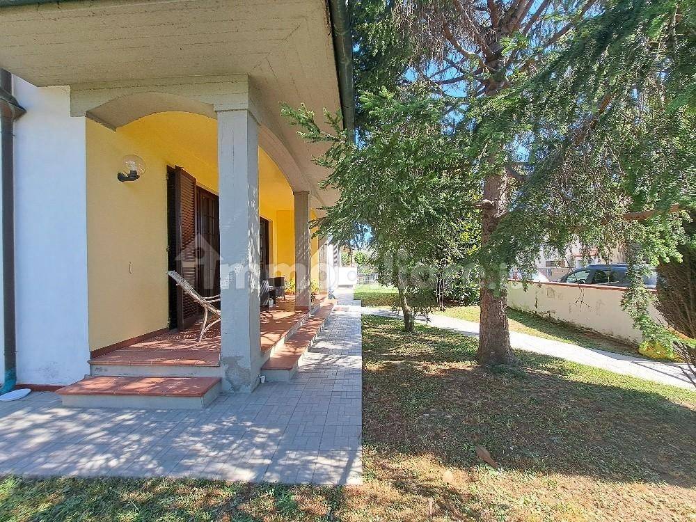 5 bedrooms Villa in Pisa, Italy No. 221643