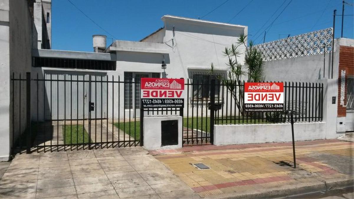 Casa de 3 dormitorios en Morón, Argentina No. 82365