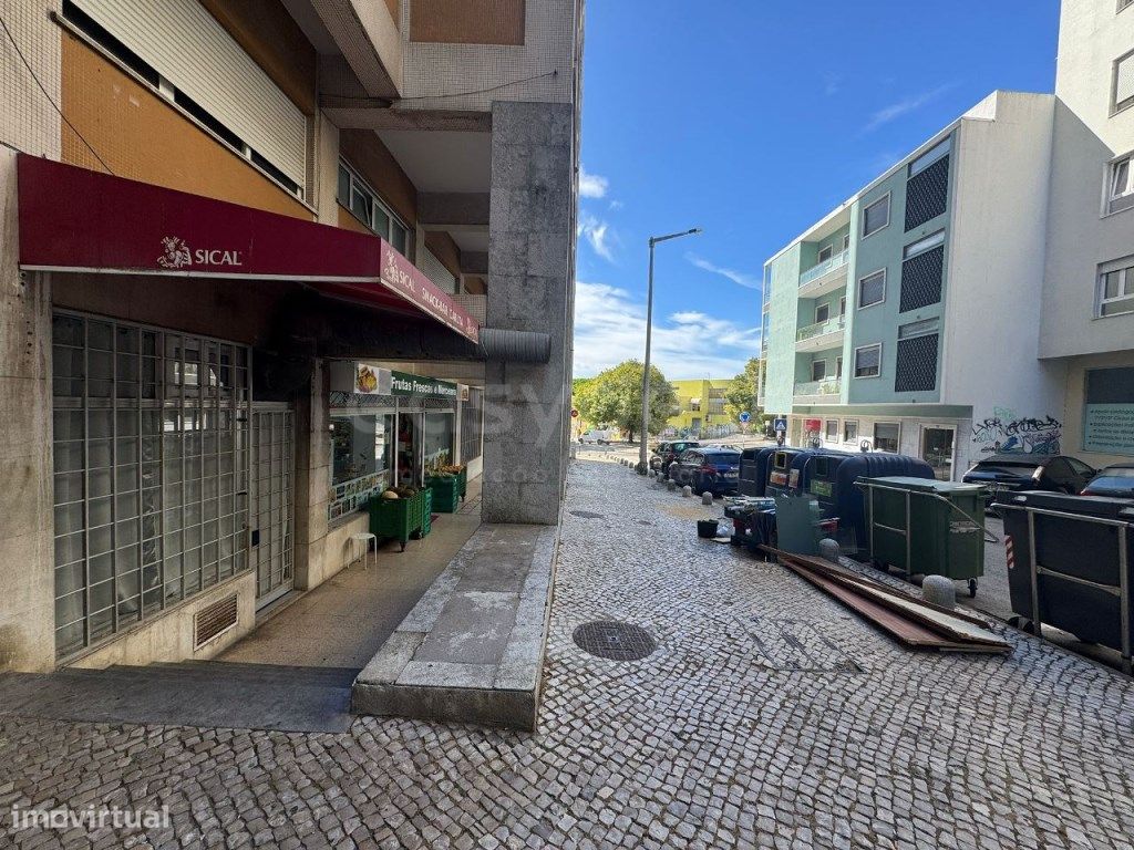 Propriété commerciale à Almada, Portugal 40m² No. 335459