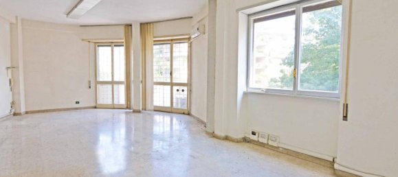 4 rooms Apartment in Rome, Italy No. 177334 2