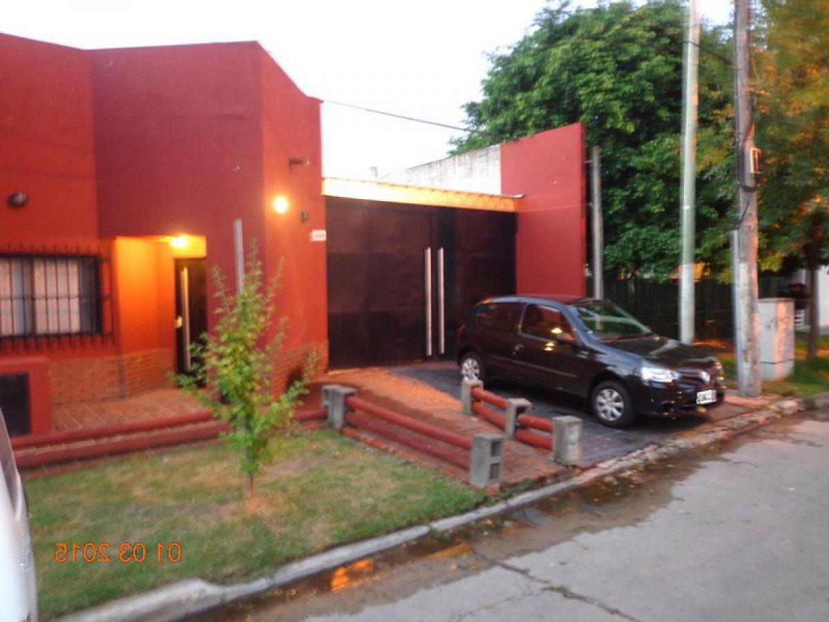 Casa de 3 dormitorios en Morón, Argentina No. 19230