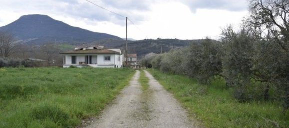 Дом с 10 комнатами в Понтекорво, Италия № 161578 8