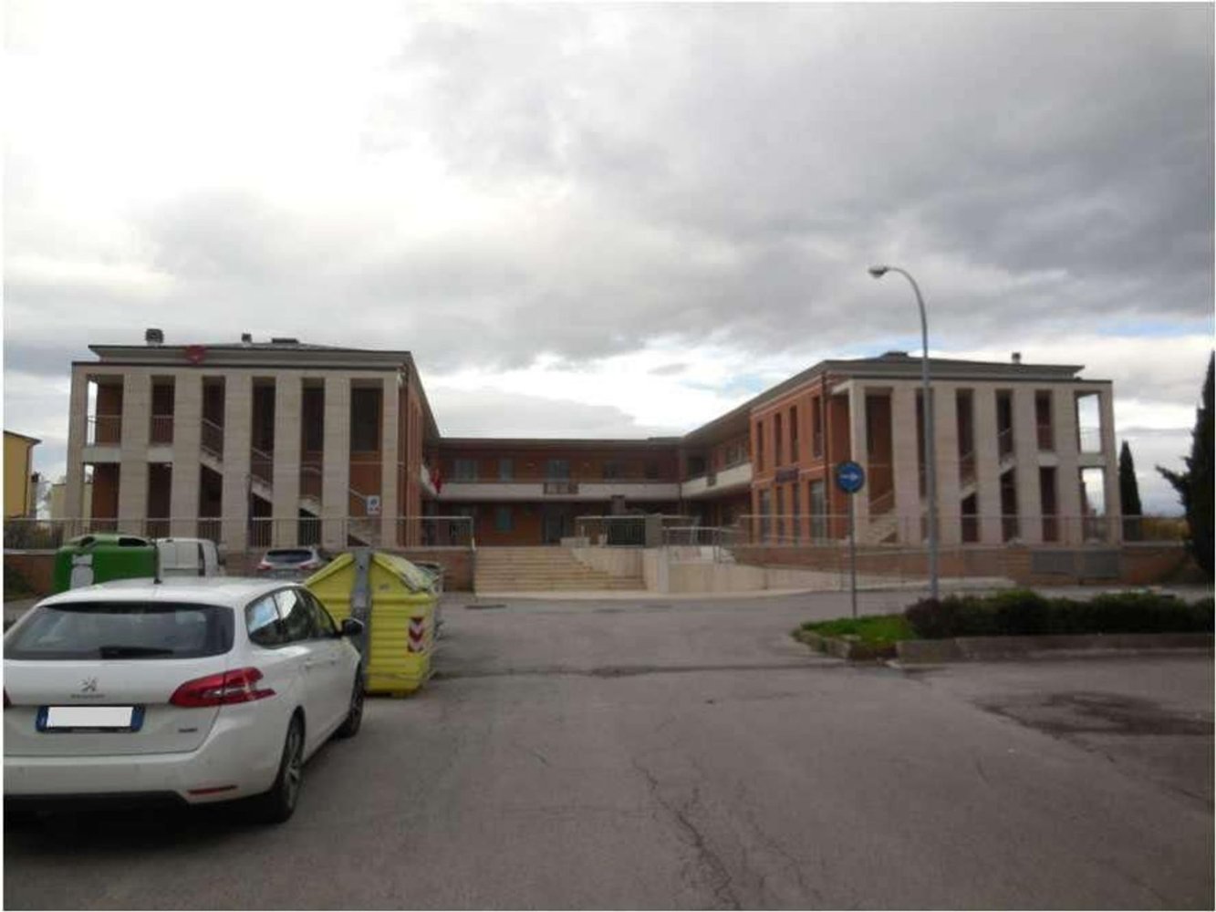 99m² Office in Sinalunga, Italy No. 64123