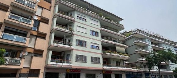 5 rooms Apartment in Rome, Italy No. 161109 2